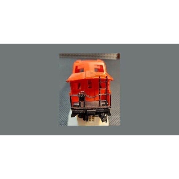 HO Model Railroad Train Cars Lot of 2; Red Santa Fe Caboose, Texaco Oil Tanker - Picture 3 of 7